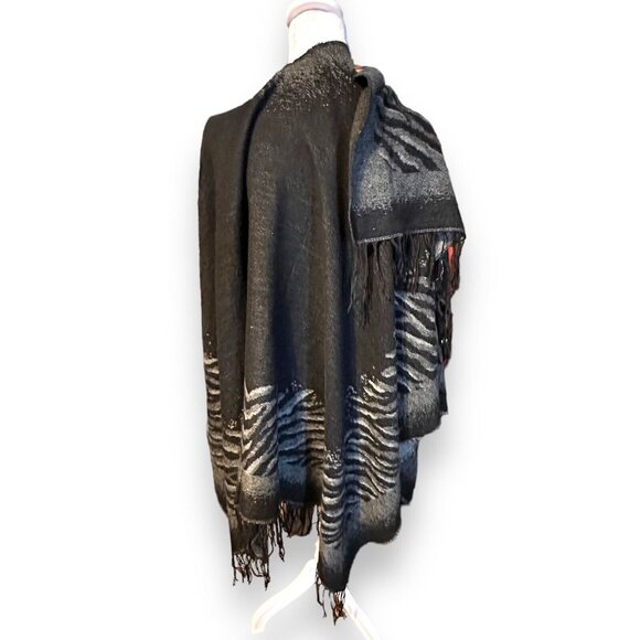 Elegant Black and Gray Wrap - Picture 5 of 15